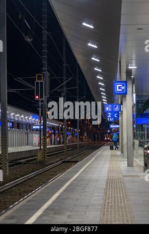 6. Feb 2020 - Attnang Puchheim, Österreich: Zug am Abend am Bahnhof von Attnang-Puchheim Stockfoto