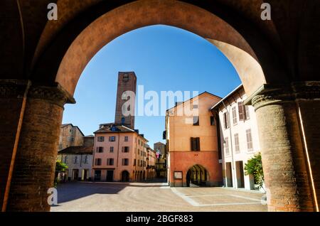 Piazza Risorgimento, Hauptplatz von Alba (Piemont, Italien) durch die Kolonnade der Sankt-Lorenz-Kathedrale gesehen Stockfoto