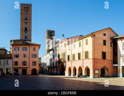 Piazza Risorgimento, Hauptplatz von Alba (Piemont, Italien) mit Rathaus und mittelalterlichen Türmen Stockfoto