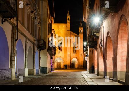 Piazza Risorgimento und Via Cavour, Hauptplatz von Alba (Piemont, Italien) bei Nacht mit der Fassade der Kathedrale von Sankt Lorenz Stockfoto