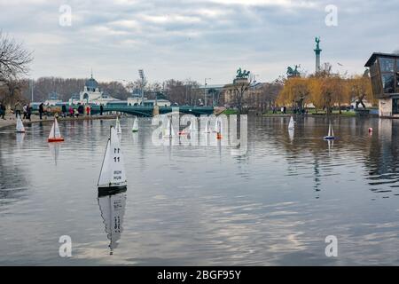 Der Stadtpark Teich neben dem Heldenplatz in Budapest, Ungarn. Stockfoto