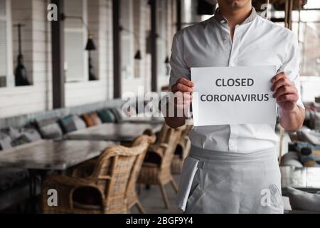 Mann in Uniform hält weißes Blatt Papier mit Wort Stockfoto