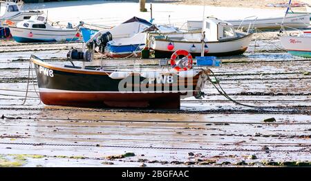 Fischerboote warten auf die Flut in Newquay Harbour. Cornwall. Stockfoto