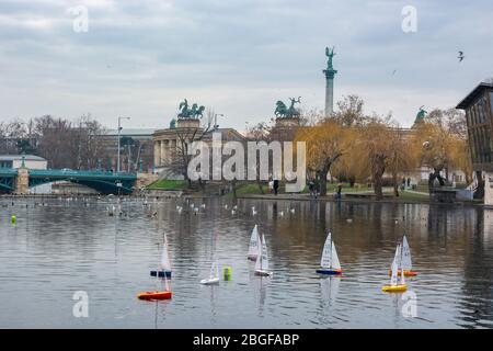 Der Stadtpark Teich neben dem Heldenplatz in Budapest, Ungarn. Stockfoto