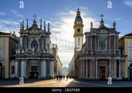 Piazza San Carlo, einer der wichtigsten Plätze von Turin (Italien) mit seinen Zwillingskirchen Stockfoto