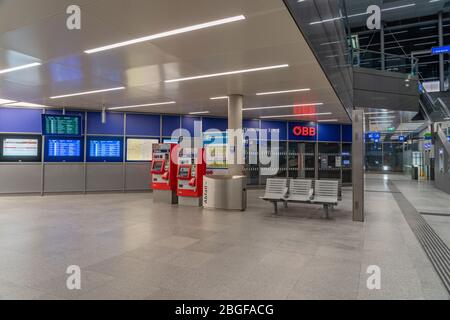 6. Feb 2020 - Attnang Puchheim, Österreich: Am Abend warten Plätze und Fahrkartenautomaten am leeren Bahnhof Stockfoto