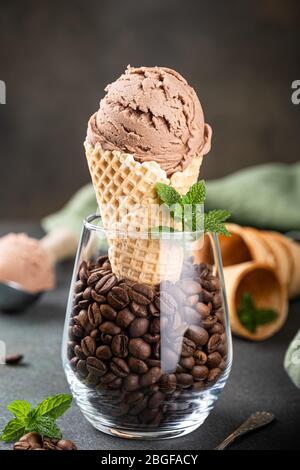 Köstliches Kaffee-Eis zum Nachtisch Stockfoto
