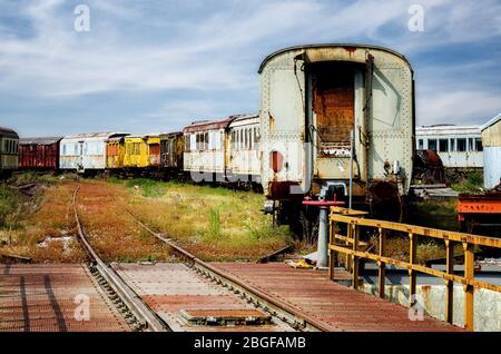 Alte Bahnhofsdepot mit Bahndrehscheibe und rostigen Triebwagen Stockfoto