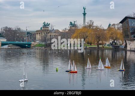 Der Stadtpark Teich neben dem Heldenplatz in Budapest, Ungarn. Stockfoto