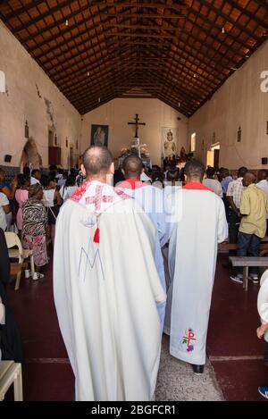 Eintrittsprozession in der Kirche unserer Lieben Frau vom Rosenkranz in Cidade Velha, Kap Verde Stockfoto