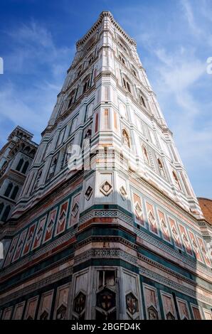 Detail des berühmten glockenturms von giotto, Glockenturm der Basilika Santa Maria del Fiore (Heilige Maria von der Blume), Kathedrale von Florenz, Italien. Stockfoto