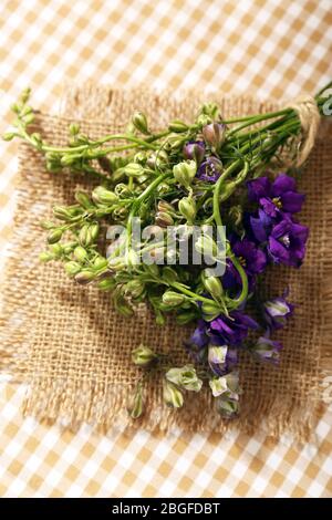 Schöne wilde Blumen auf dem Tisch Stockfoto