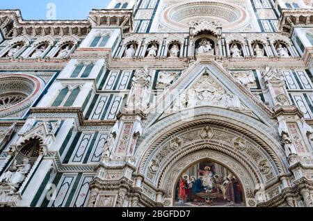 Detail der geschnitzten Dekorationen an der Fassade und Portale der berühmten Basilika Santa Maria del Fiore, Kathedrale von Florenz Stockfoto