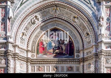 Detail der geschnitzten Dekorationen an der Fassade und Portale der berühmten Basilika Santa Maria del Fiore, Kathedrale von Florenz Stockfoto