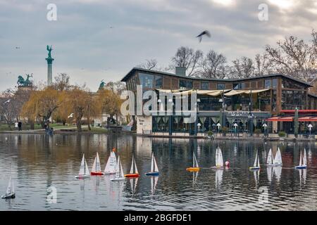 Der Stadtpark Teich neben dem Heldenplatz in Budapest, Ungarn. Stockfoto