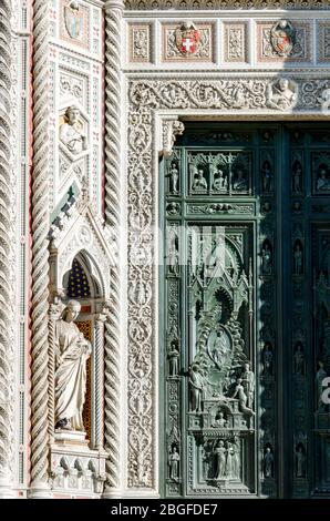 Detail der geschnitzten Dekorationen an der Fassade und Portale der berühmten Basilika Santa Maria del Fiore, Kathedrale von Florenz Stockfoto