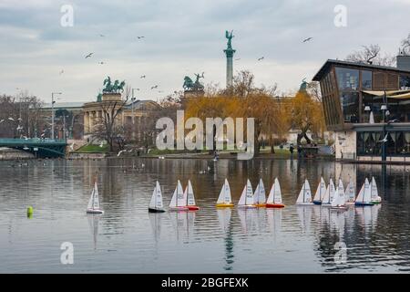 Der Stadtpark Teich neben dem Heldenplatz in Budapest, Ungarn. Stockfoto