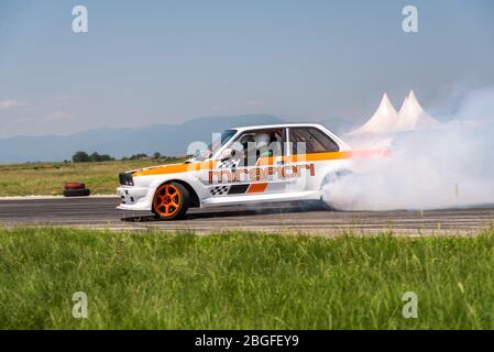 Plovdiv, Bulgarien - 3. Mai 2015: Drift von Bulgarien. Challenge Battle BMW Turbo E36 mit M Power Engine. Vollgas driften. Vorderansicht von einer der t Stockfoto