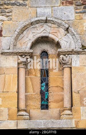 Fenster der romanischen Kirche San Andrés de Valdebárzana, Asturien, Spanien Stockfoto