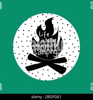 Das Leben ist besser, wenn Sie Camping Vektor-Illustration sind. Handschriftengedruckes Bekleidungsmuster. Logo-Emblem Für Den Außenbereich. Vektorgrafik Für Lagerfeuer Stock Vektor