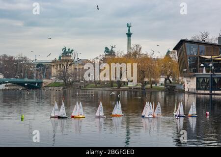 Der Stadtpark Teich neben dem Heldenplatz in Budapest, Ungarn. Stockfoto