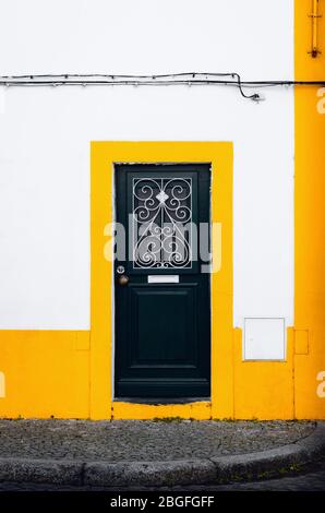 Ein traditionelles Tor in Evora, der Hauptstadt der Alentejo Region in Portugal, berühmt für seine weißen und gelben Häuser Stockfoto