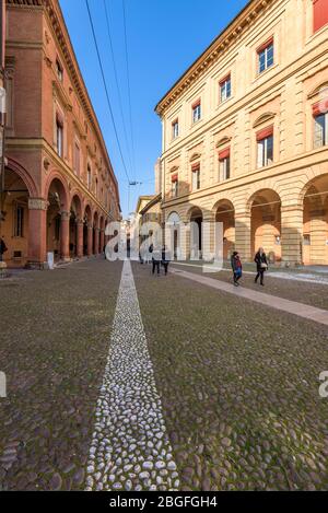 Santo Stefano Platz in Bologna, mit den gewölbten Säulengängen des Palazzo Salina und des Palazzo Isolani. Stockfoto