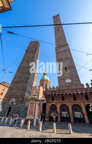 Die berühmten zwei Türme von Bologna, Italien, Torre Garisenda und Torre degli Asinelli Stockfoto