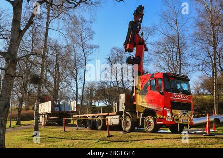 Roter Volvo FH mit LKW-Palfinger-Kran von Eilola Logistics Oy auf der Baustelle in Helsinki, Finnland. 21. April 2020. Stockfoto