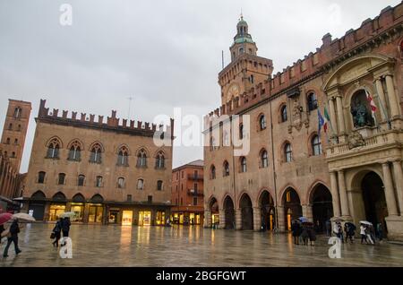 Bologna Hauptplatz an einem regnerischen Tag. Piazza Maggiore, Palazzo d'Accursio Turm der Basilika San Petronio und Palazzo dei Notai. Stockfoto