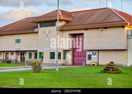 Gesamtansicht des Haupteingangs des HM Prison Bullingdon in Oxfordshire. Stockfoto