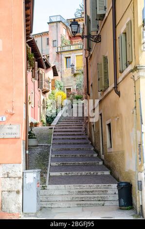 Verona, Italien. Blick auf Scalone Castello San Pietro, die Treppe, die auf den Hügel führt zu Castel San Pietro Aussichtspunkt steigt. Stockfoto