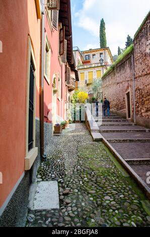 Verona, Italien. Blick auf Scalone Castello San Pietro, die Treppe, die auf den Hügel führt zu Castel San Pietro Aussichtspunkt steigt. Stockfoto