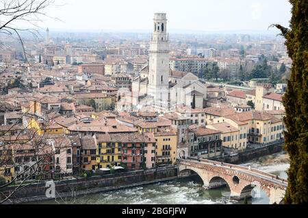 Panoramablick vom Aussichtspunkt Castel San Pietro auf dem Hügel mit Blick auf Ponte Pietra in Verona, Italien Stockfoto