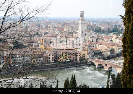 Panoramablick vom Aussichtspunkt Castel San Pietro auf dem Hügel mit Blick auf Ponte Pietra in Verona, Italien Stockfoto