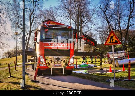 Roter Volvo FH mit LKW-Palfinger-Kran von Eilola Logistics Oy auf der Baustelle in Helsinki, Finnland. 21. April 2020. Stockfoto