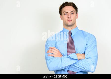 Porträt von gestressten jungen Geschäftsmann mit gekreuzten Armen Stockfoto