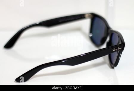 Ray-Ban Wayfarer. Kultige Modell. Polarisierte Sonnenbrille. Weißer Hintergrund. Nahaufnahme. Stockfoto