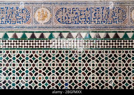 Keramikfliesen in Real Alcazar Palast, Sevilla, Andalusien, Spanien Stockfoto