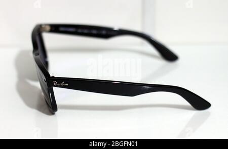 Ray-Ban Wayfarer. Kultige Modell. Polarisierte Sonnenbrille. Weißer Hintergrund. Nahaufnahme. Stockfoto