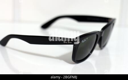 Ray-Ban Wayfarer. Kultige Modell. Polarisierte Sonnenbrille. Weißer Hintergrund. Nahaufnahme. Stockfoto