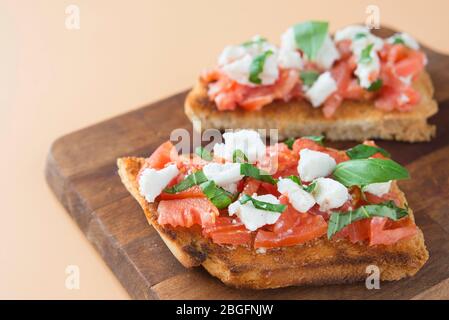 Italienische Bruschetta mit Tomaten, Mozzarella und Basilikum Stockfoto