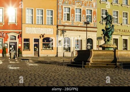 Posen, Wielkopolska, Polen. April 2020. Am Samstag in Poznan. In Polen gibt es Einschränkungen im täglichen Betrieb aufgrund der Pandemie des Coronavirus und obwohl das Wetter ziemlich gut ist und der Frühling verlockend ist, sind die Menschen vernünftig und bleiben zu Hause. Im April 20 wird die erste Lockerung der Beschränkungen im Zusammenhang mit der Epidemie in Polen stattfinden - "neue Normalität" heißt die neue Aktion der polnischen Regierung. Auf dem Bild: Der Alte Marktplatz und Mietshäuser. Quelle: Dawid Tatarkiewicz/ZUMA Wire/Alamy Live News Stockfoto