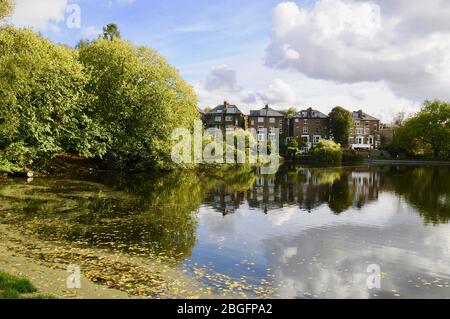 Hampstead Heath No 1 Pond mit Blick auf Häuser in South End Green, Hampstead, London. GROSSBRITANNIEN Stockfoto