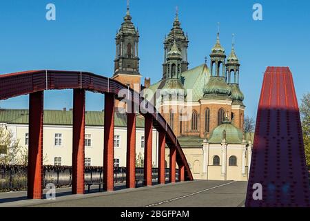18. April 2020, Poznan, Wielkopolska, Polen: Am Samstag Vormittag in Poznan. In Polen gibt es Einschränkungen im täglichen Betrieb aufgrund der Pandemie des Coronavirus und obwohl das Wetter ziemlich gut ist und der Frühling verlockend ist, sind die Menschen vernünftig und bleiben zu Hause. Im April 20 wird die erste Lockerung der Beschränkungen im Zusammenhang mit der Epidemie in Polen stattfinden - "neue Normalität" heißt die neue Aktion der polnischen Regierung. Im Bild: Die Kathedrale, Blick von Srodka, über die Brücke von Bischof Jordan. Die Veröffentlichung im negativen Kontext ist verboten. (Bild: © Dawid Stockfoto