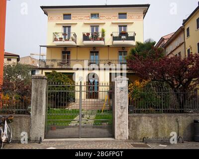 Historisches Haus am Gardasee Italien Stockfoto