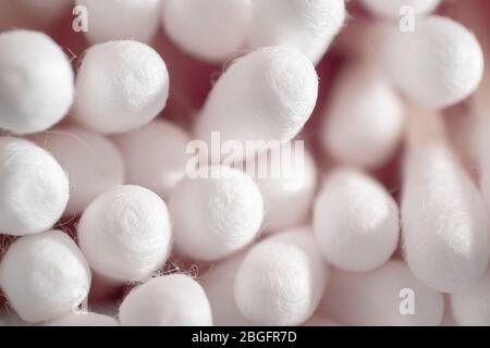 Nahaufnahme von Wattestäbchen. Soft Sticks Ohrenschmalz Makro. Tupfer in Nahaufnahme. Stockfoto