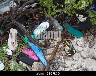 Plastikmüll auf Wizard Island, Cosmoledo Atoll, Seychellen an Land gespült Stockfoto