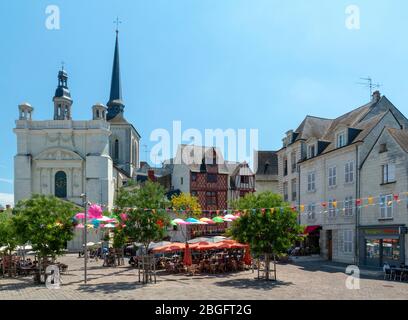 Saumur, Pays de la Loire, Frankreich - 1. Juli 2018: Belebter Platz Place Saint-Pierre in Saumur mit Menschen, die in den Sitzbereichen des Außenrestaurants speisen Stockfoto