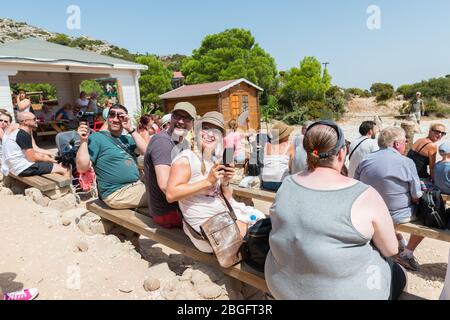 MALAGA, SPANIEN - 7. SEPTEMBER 2016: Glückliches Paar lächelt bei der Ausstellung der Greifvögel Stockfoto